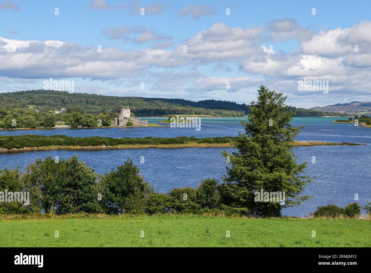 Irlanda, Donegal, Castello di Doe: Costruito nel XVI secolo, la storica roccaforte del Clan Suibhne (Clan McSweeney). Doe Castle è stato costruito nelle pecore Foto Stock