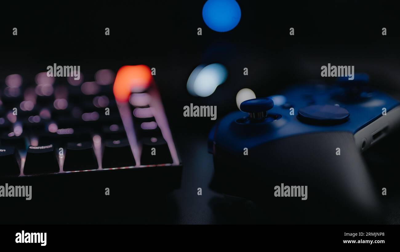 Primo piano di una configurazione di gioco, costituita da un controller e una tastiera su una scrivania Foto Stock