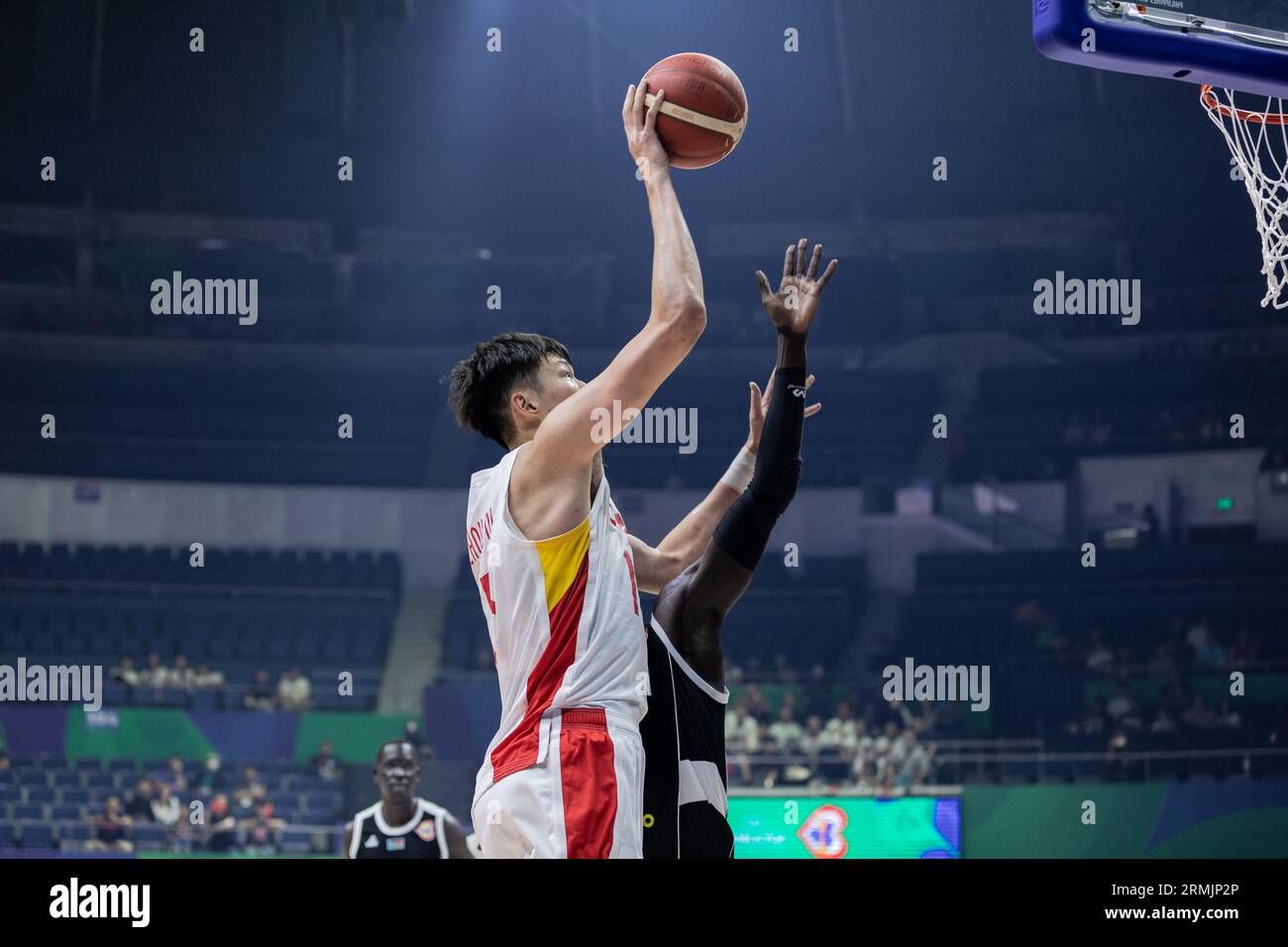 Manila, Filippine. 28 agosto 2023. Qi Zhou della Cina visto in azione durante la seconda partita della fase a gironi della Coppa del mondo di pallacanestro FIBA 2023 tra Sud Sudan e Cina all'Araneta Coliseum-Manila. Punteggio finale; Sud Sudan 89:69 Cina. Credito: SOPA Images Limited/Alamy Live News Foto Stock