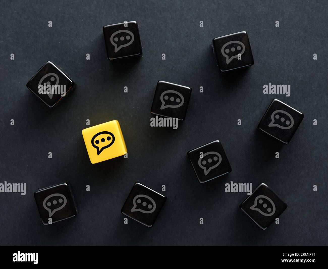Commenti, riflessioni, recensioni o feedback migliori. Consigli o idee molto utili. Risposta corretta. Simboli a bolle vocali su cubi neri. Foto Stock