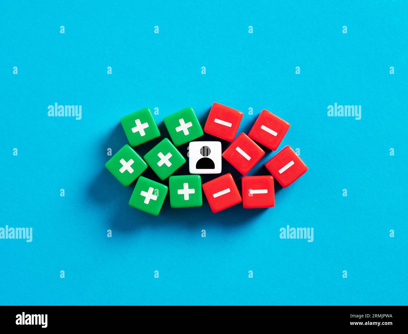 Analisi e valutazione delle prestazioni dei dipendenti. Gestione delle risorse umane. Aspetti positivi o negativi. Più, meno e simboli dei dipendenti sui cubi. Foto Stock