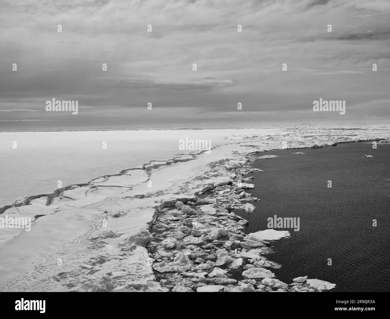 Ghiaccio su una spiaggia tranquilla e remota, Penisola Antartica, Mare di Weddell, Antartide Foto Stock