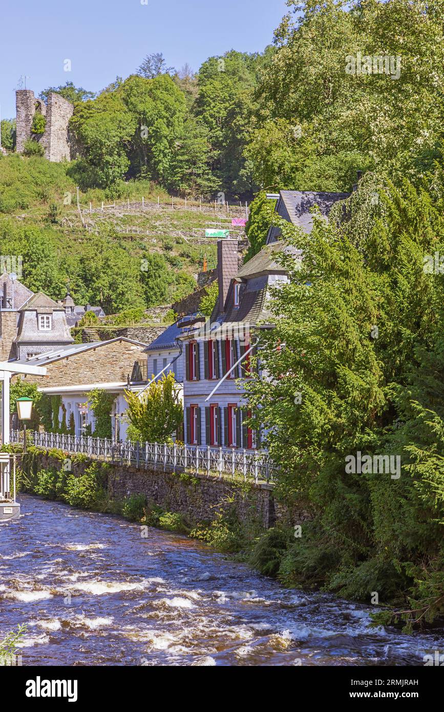 Il fiume Rur con le rovine di Haller sopra Monschau in una soleggiata giornata estiva Foto Stock