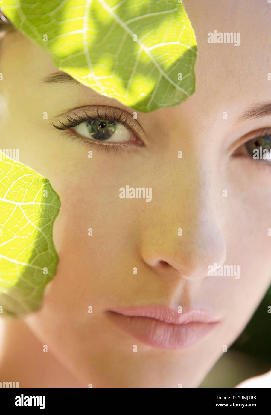 Ritratto di una giovane donna verde con foglie di fico Foto Stock