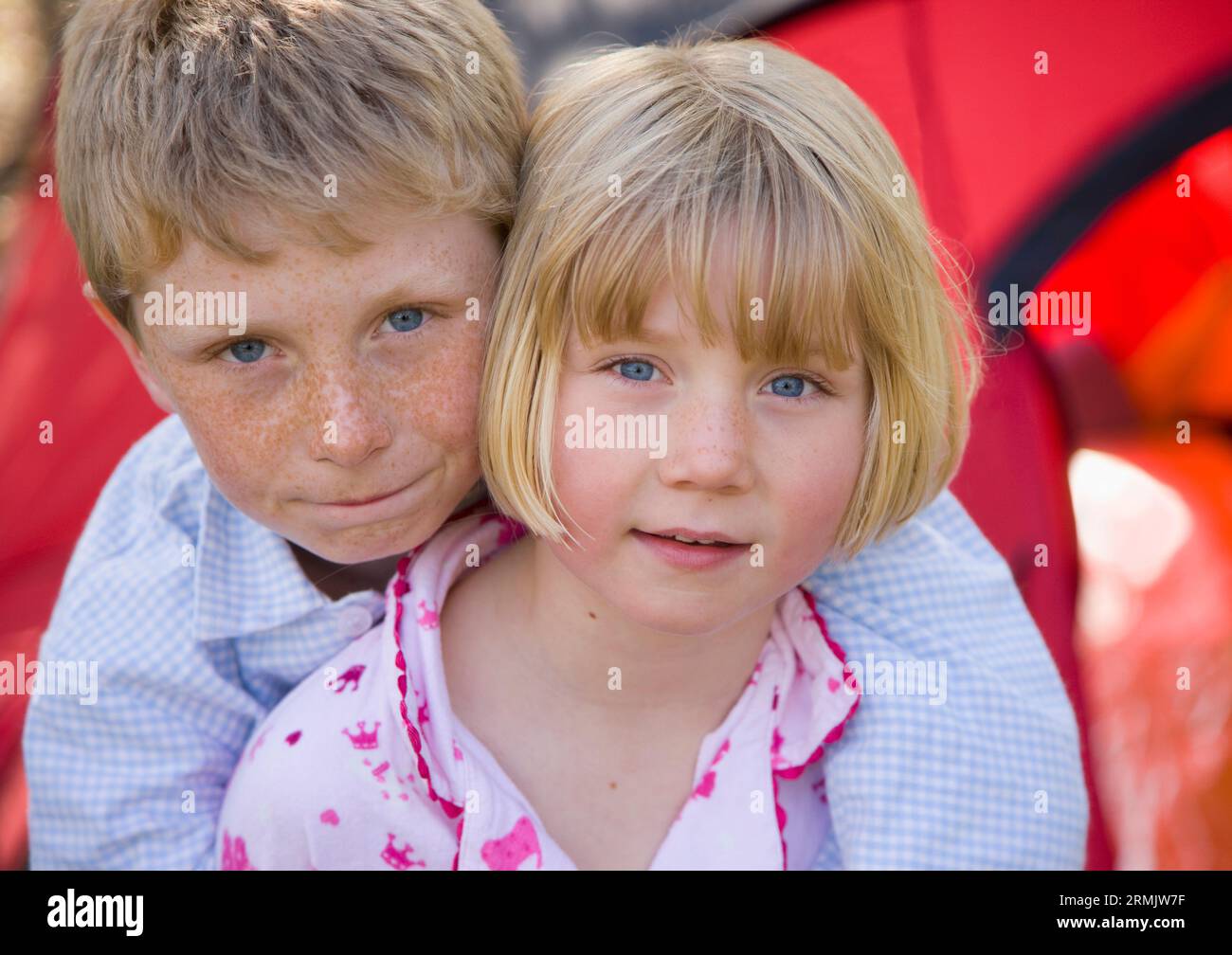Close up di un ragazzo e una ragazza che abbraccia la tenda esterna Foto Stock