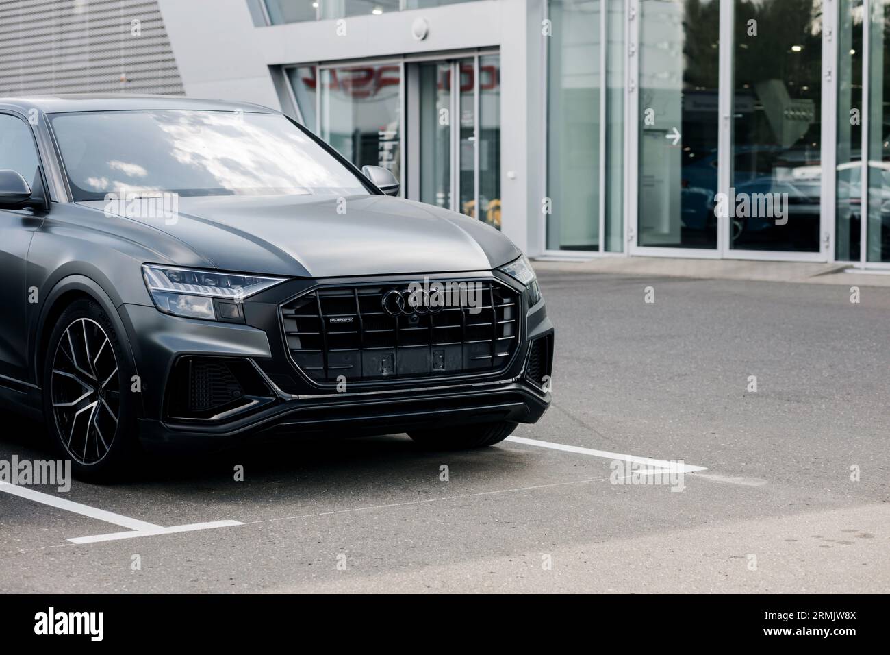 Minsk, Bielorussia, agosto 2023 - nuovo suv audi moderno nel parcheggio. costosa auto tedesca Foto Stock