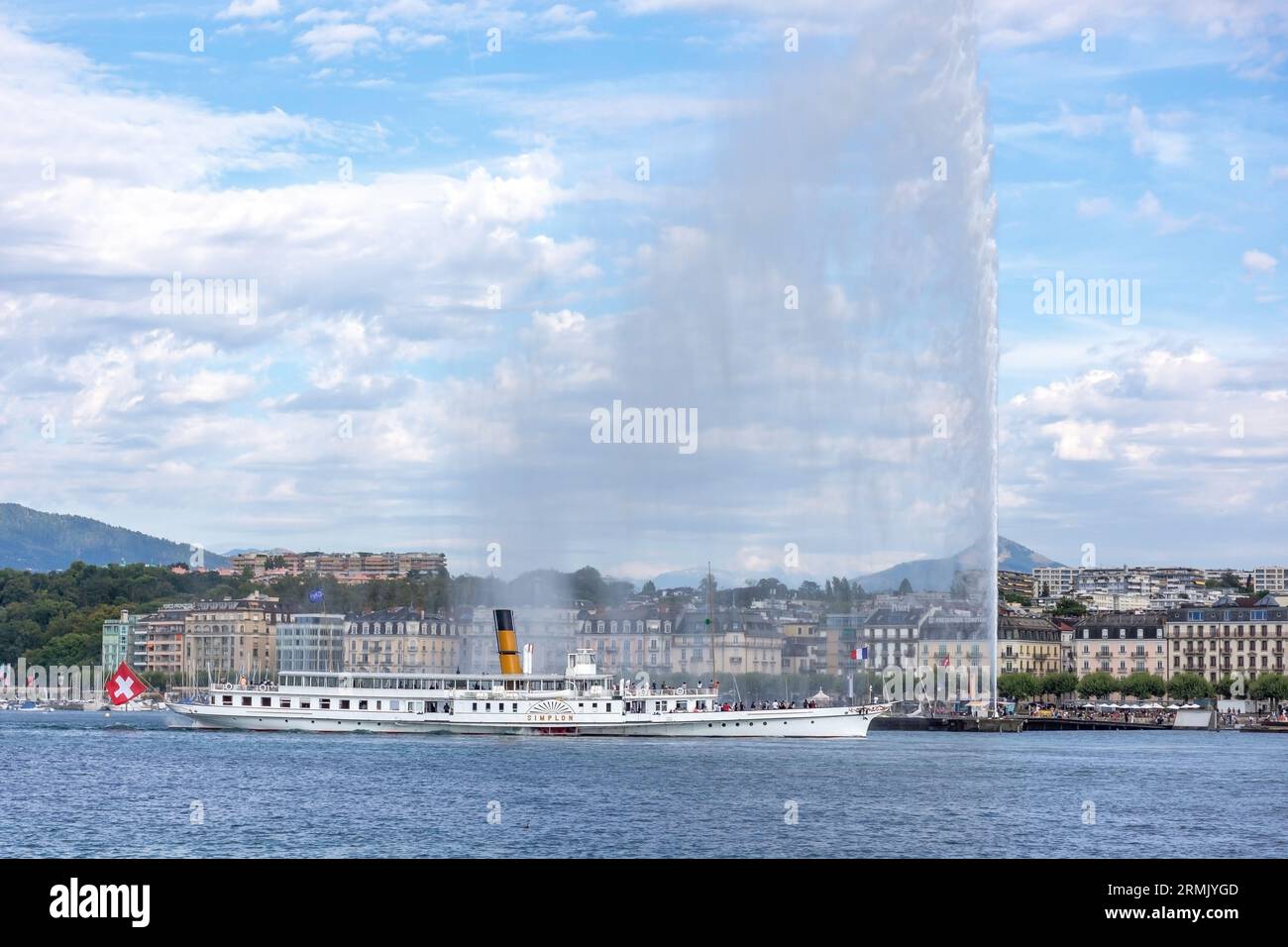 La fontana di Ginevra (Jet d'Eau) e il battello a vapore Simplon a pale da Quai du Mont Blanc, Ginevra (Genève), Cantone di Ginevra, Svizzera Foto Stock