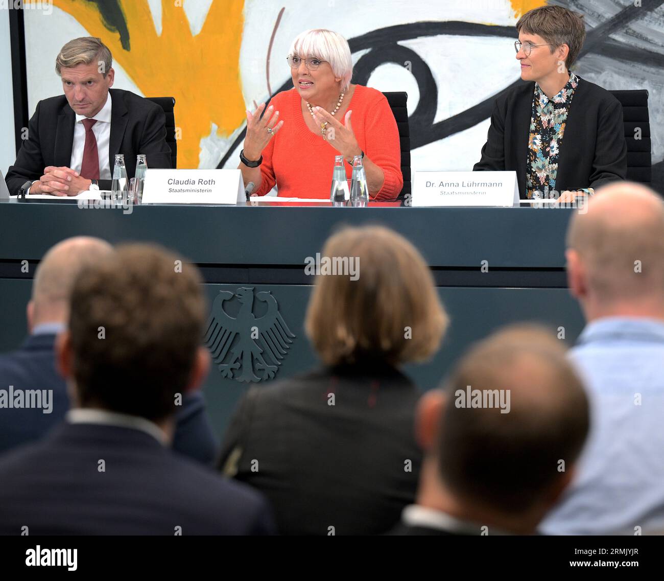 Berlino, Germania. 29 agosto 2023. Uwe Neumärker (l-r), direttore del Memoriale della Fondazione per gli ebrei assassinati d'Europa, il Segretario di Stato per la cultura Claudia Roth (Bündnis 90/die Grünen) e Anna Lührmann, Ministro di Stato per l'Europa presso il Ministero degli Esteri federale, presentano il documento punti chiave. L'istituzione della "Casa tedesco-polacca" è considerata un progetto di politica culturale e commemorativa molto importante in Germania. La preoccupazione centrale del progetto è commemorare le vittime dell'occupazione tedesca della Polonia durante la seconda guerra mondiale Credito: Hannes Albert/dpa/Alamy Live News Foto Stock
