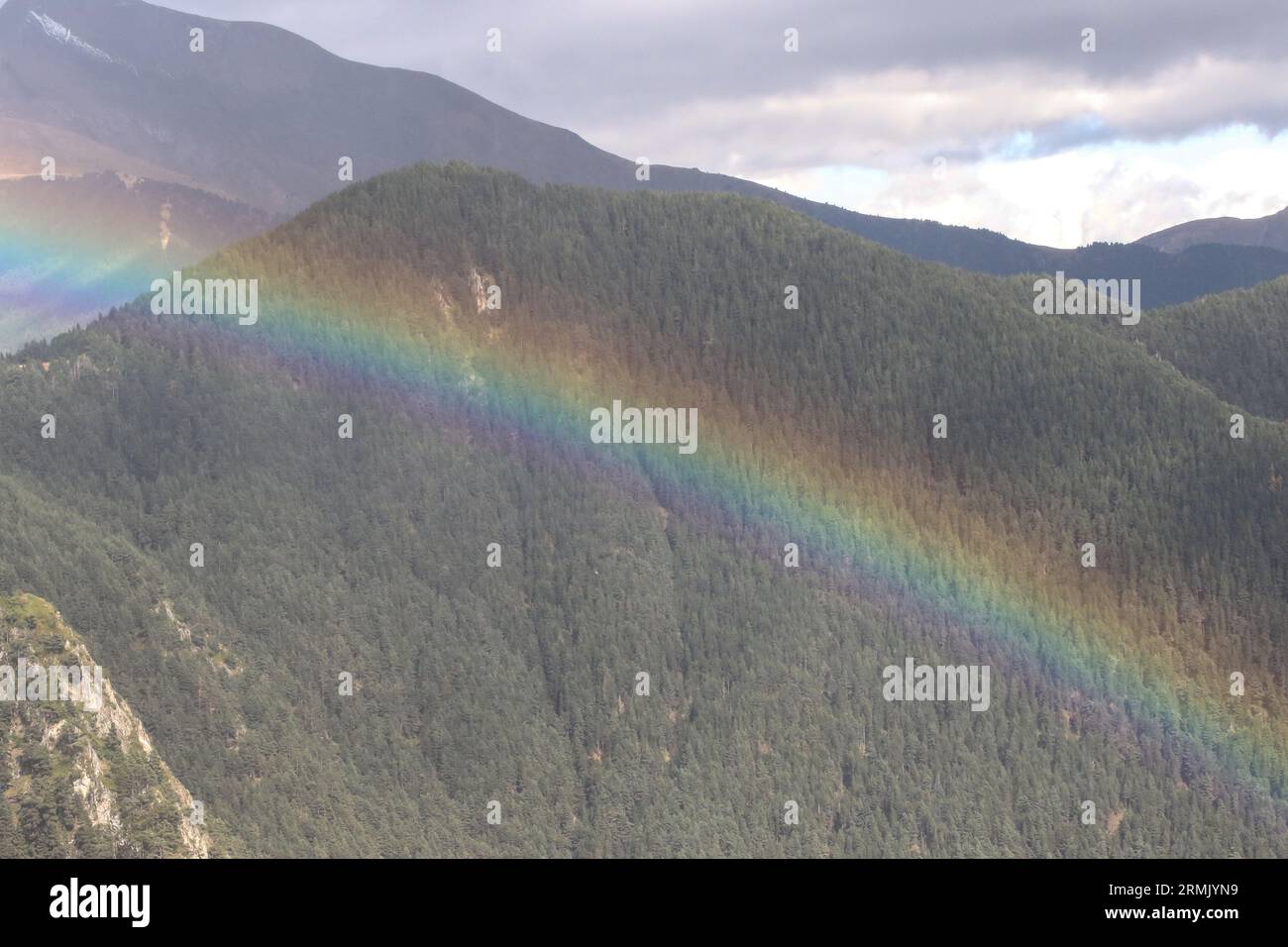 Arcobaleno sulle montagne al termine di Andorra Foto Stock