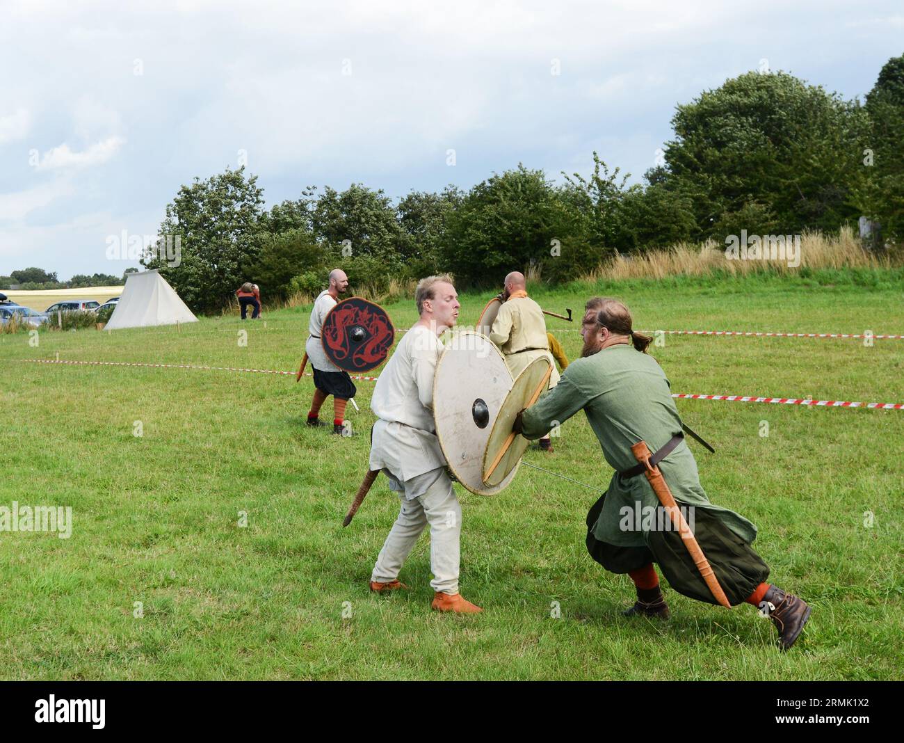 Pratica di combattimento vichingo a Trelleborg (Slagelse), Danimarca. Foto Stock