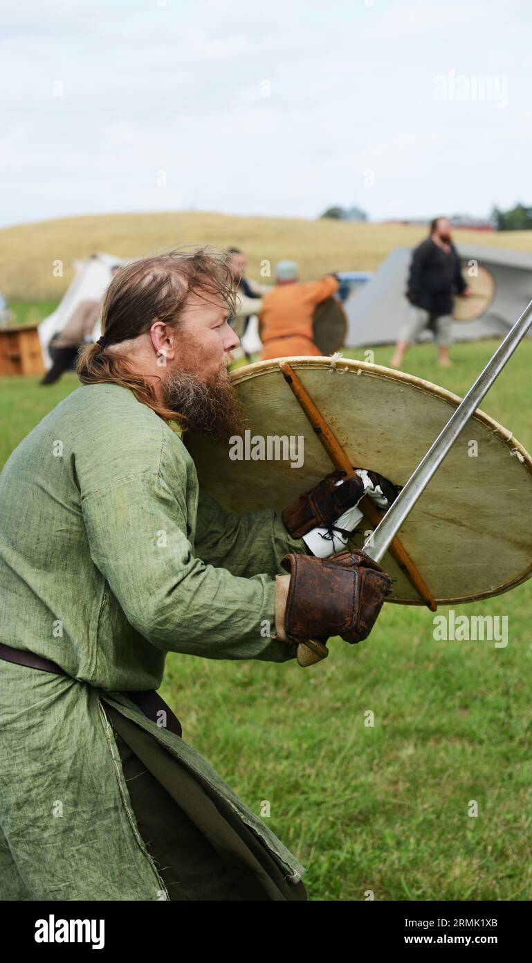 Pratica di combattimento vichingo a Trelleborg (Slagelse), Danimarca. Foto Stock