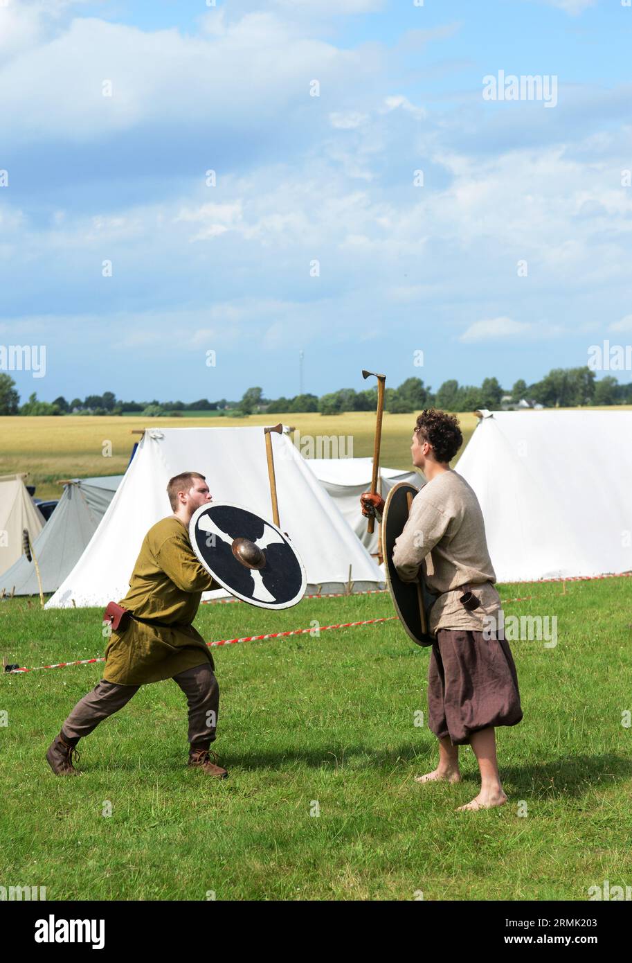 Pratica di combattimento vichingo a Trelleborg (Slagelse), Danimarca. Foto Stock