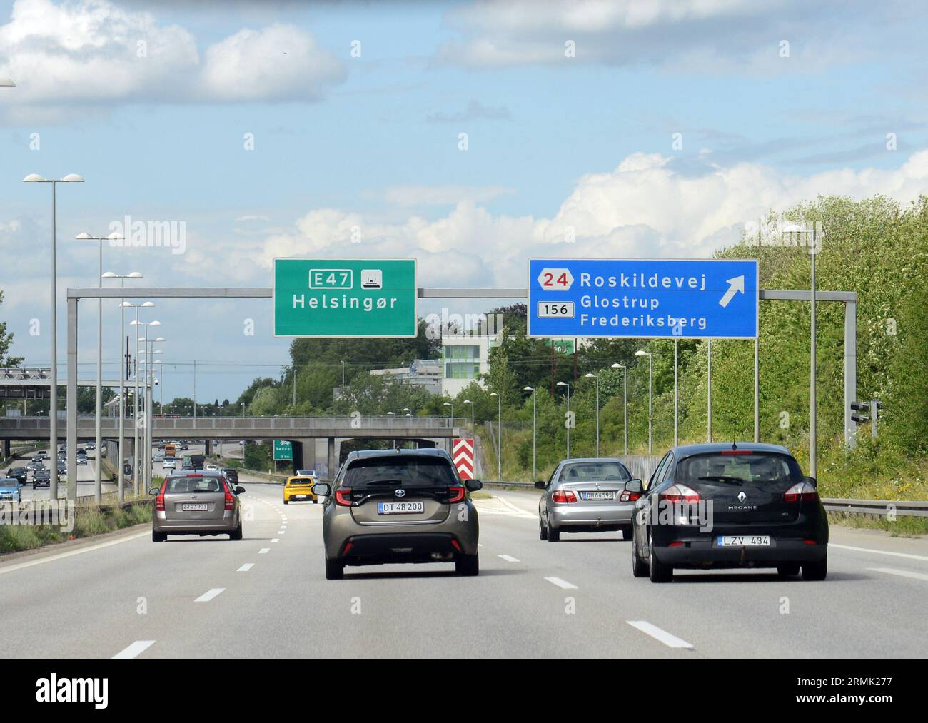 Percorrendo l'autostrada danese in direzione di Copenaghen, Danimarca. Foto Stock