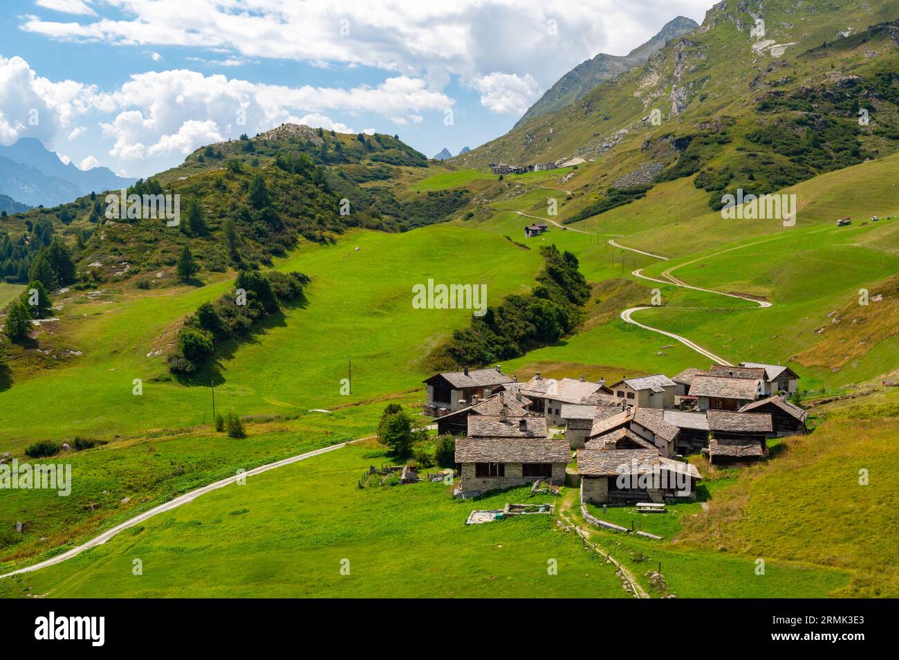 Vista panoramica dell'Engadina, del lago di Sils e del villaggio di Grevasalvas. Foto Stock