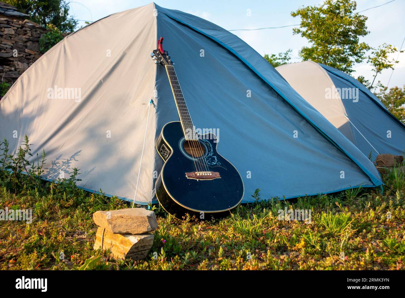 Campeggio Uttarakhand: Tende a cupola, chitarra acustica in mezzo all'abbraccio della natura. Perfetto rifugio in campeggio. Foto Stock