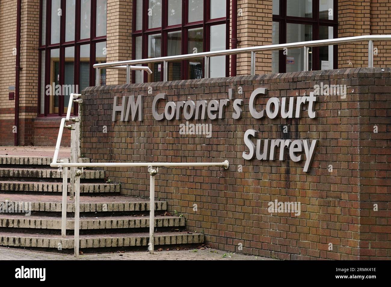 Una veduta del Coroner's Court Surrey a Woking, prima dell'inchiesta sulla morte della decenne Sara Sharif, trovata morta in una proprietà sulla Hammond Road a Woking, Surrey, il 10 agosto. Data immagine: Lunedì 28 agosto 2023. Foto Stock