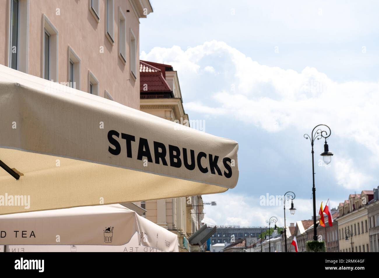 Cartello Starbucks Coffee in Europe Street. Ombrellone nella caffetteria. Cartello aziendale Starbucks Coffee logo del brand store. Polonia, Varsavia - 27 luglio 2023. Foto Stock