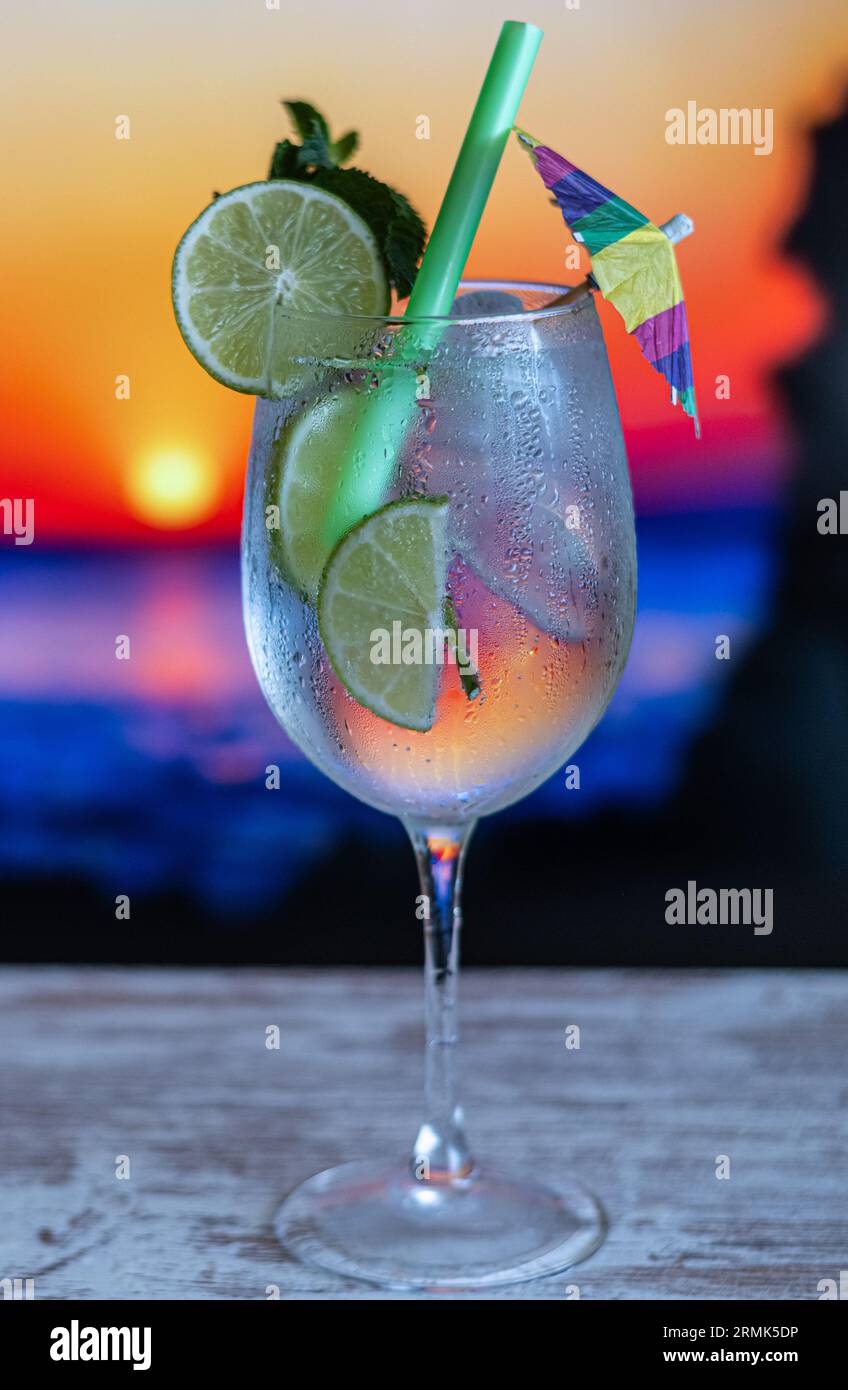 Cocktail Mojito fresco al Bar presso Un Seaside Bar Foto Stock
