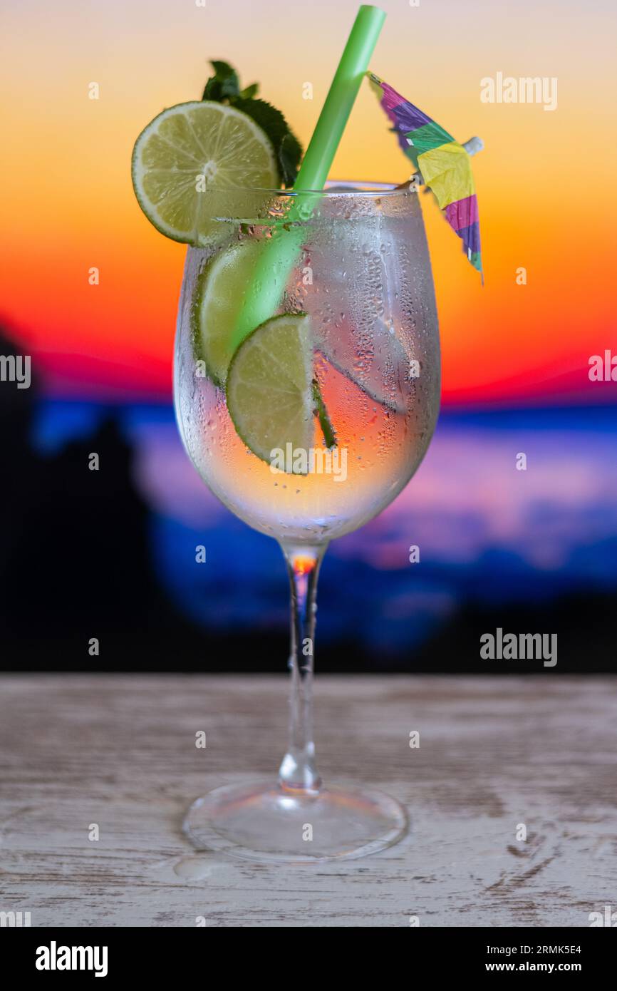 Cocktail Mojito fresco al Bar presso Un Seaside Bar Foto Stock