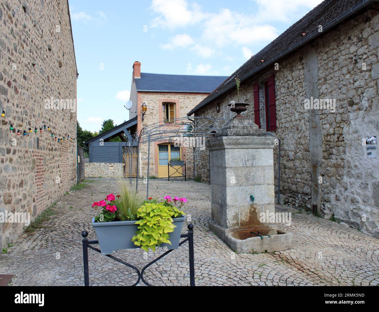 Vista di un tradizionale cortile rurale francese qui situato a Mascot, una famosa città di scultura situata nella regione di Creuse, nel centro della Francia. Foto Stock