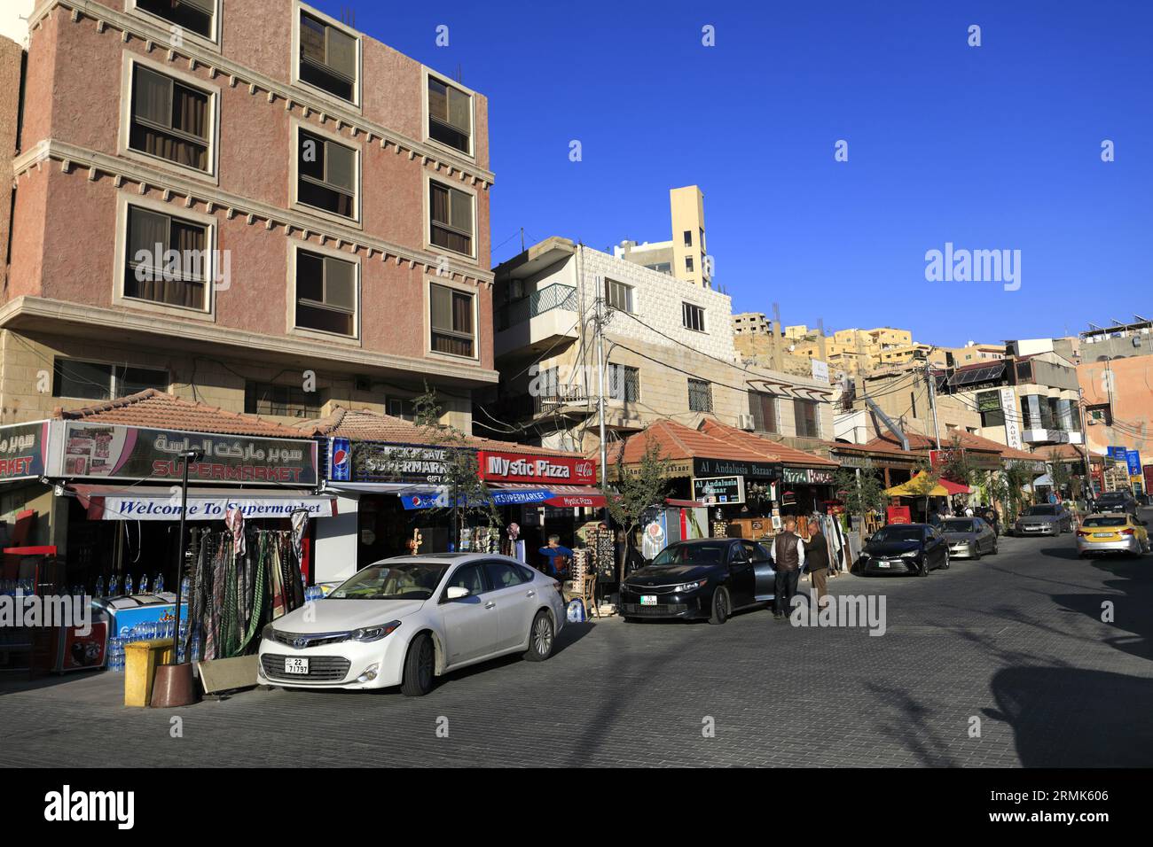Vista delle case e delle strade della città di Wadi Musa, Giordania, Medio Oriente Foto Stock