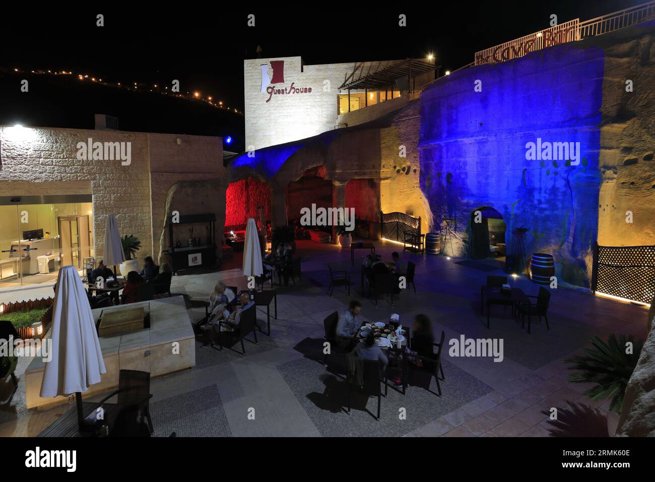 Cave Bar di notte, centro visitatori di Petra, Giordania, Medio Oriente Foto Stock