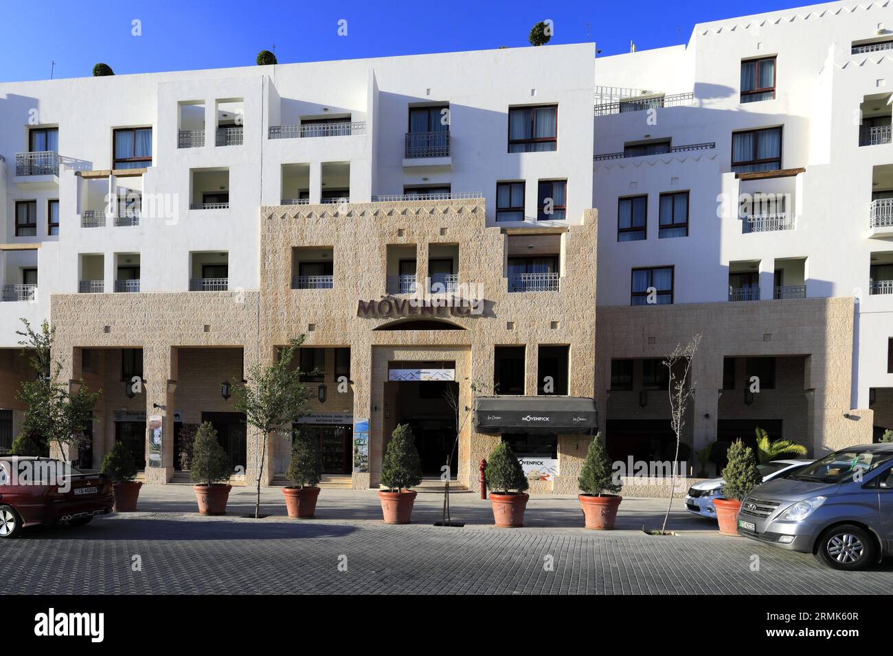 Vista del Movenpik Hotel nella città di Wadi Musa, Giordania, Medio Oriente Foto Stock