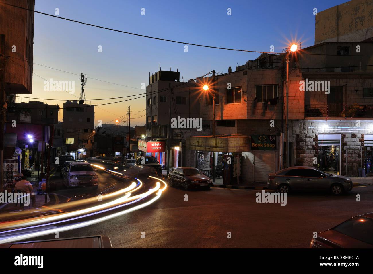 Vista notturna di negozi e ristoranti nel centro di Wadi Musa, Giordania, Medio Oriente Foto Stock