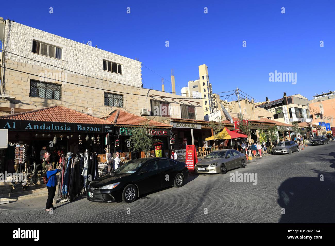 Vista delle case e delle strade della città di Wadi Musa, Giordania, Medio Oriente Foto Stock