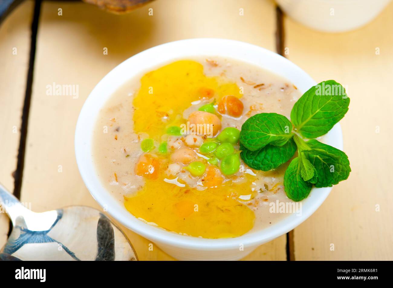 Sostanziosa del Medio Oriente e ceci Zuppa di Orzo con foglie di menta Foto Stock