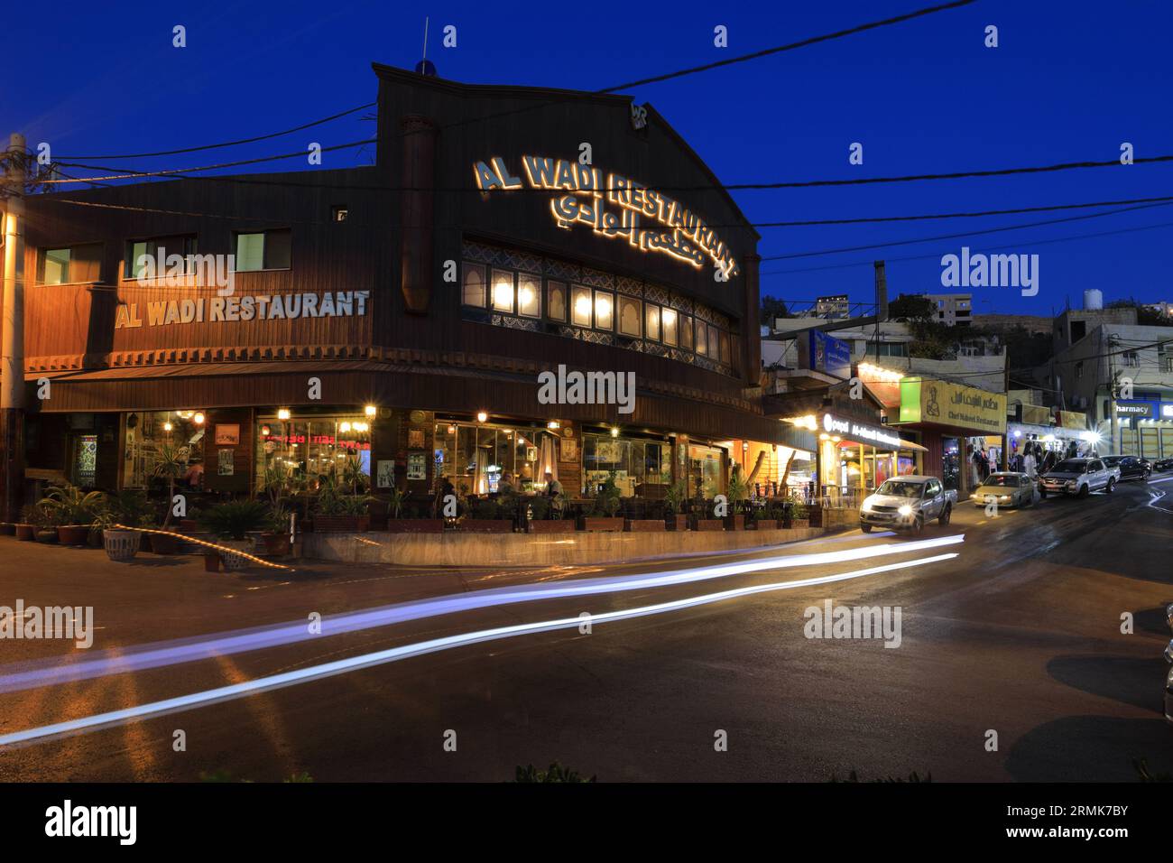 Vista notturna di negozi e ristoranti nel centro di Wadi Musa, Giordania, Medio Oriente Foto Stock