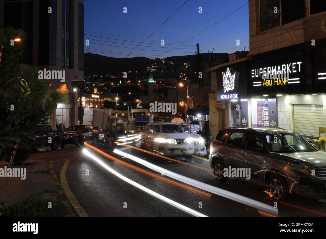 Vista notturna di negozi e ristoranti nel centro di Wadi Musa, Giordania, Medio Oriente Foto Stock