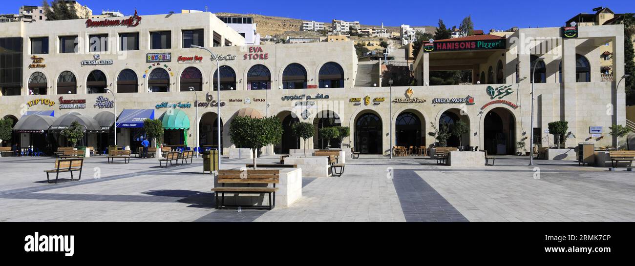 Vista delle case e delle strade della città di Wadi Musa, Giordania, Medio Oriente Foto Stock