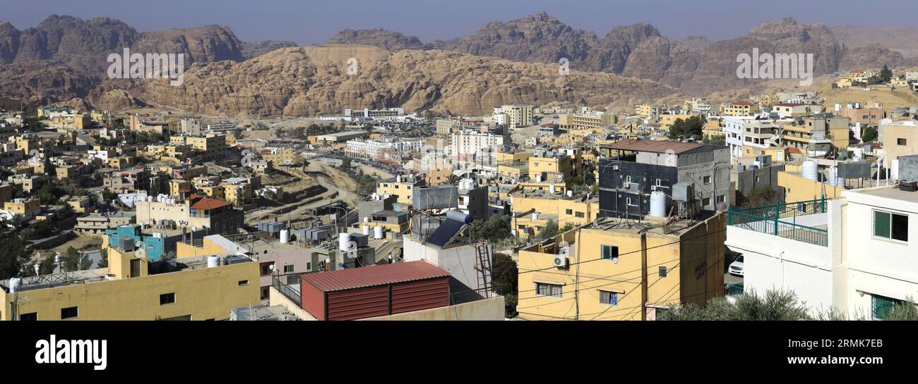 Vista delle case e delle strade della città di Wadi Musa, Giordania, Medio Oriente Foto Stock