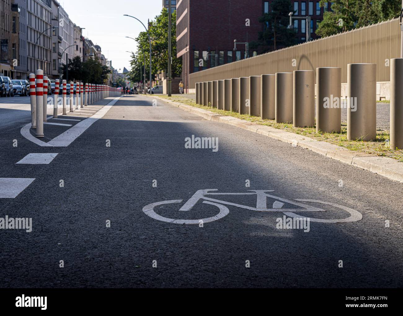 Special Lane for Cyclists presso l'edificio del Federal Intelligence Service BND, Chausseestraße, Mitte, Berlino, Germania Foto Stock