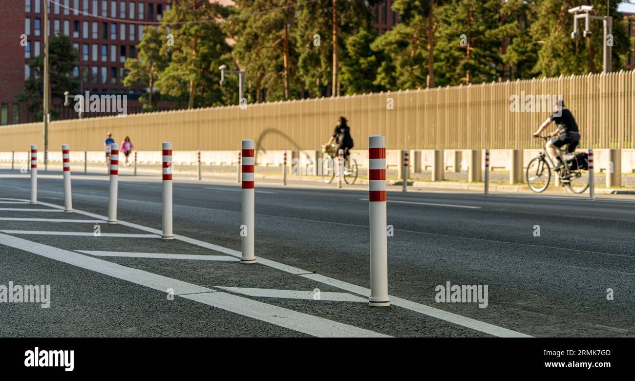Special Lane for Cyclists presso l'edificio del Federal Intelligence Service BND, Chausseestraße, Mitte, Berlino, Germania Foto Stock