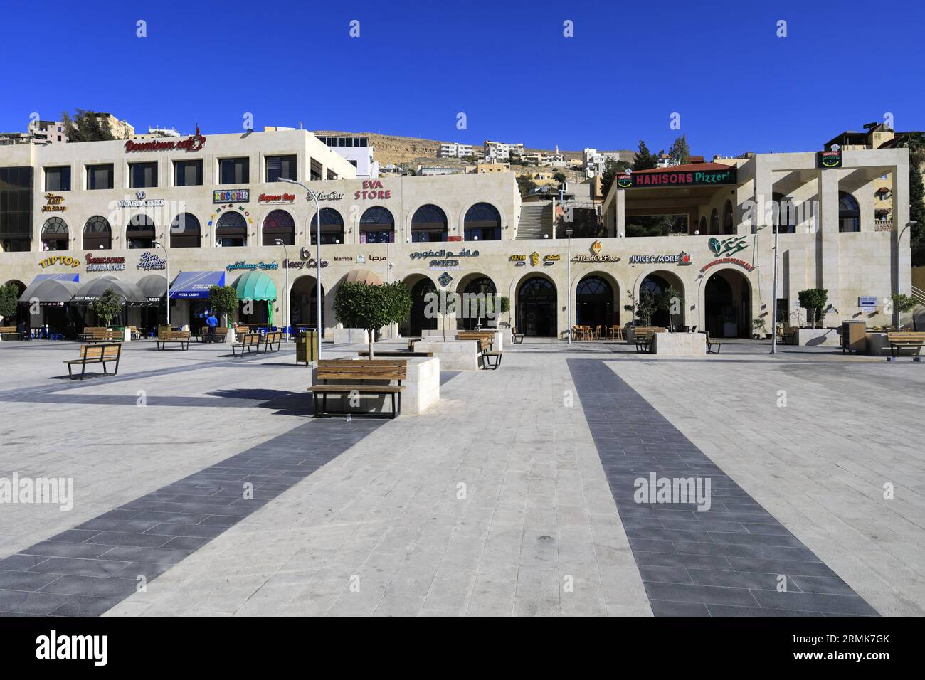 Vista delle case e delle strade della città di Wadi Musa, Giordania, Medio Oriente Foto Stock