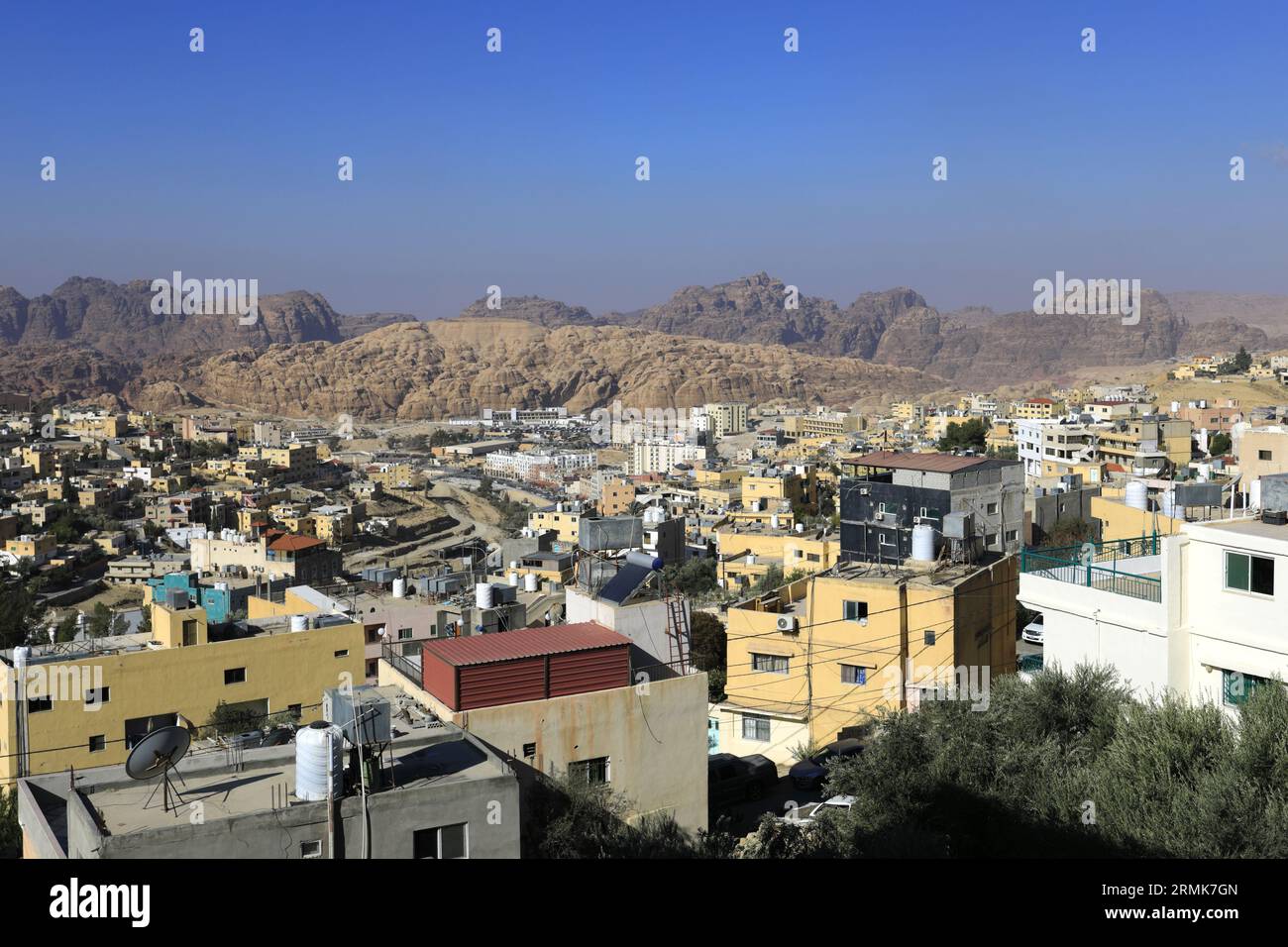 Vista delle case e delle strade della città di Wadi Musa, Giordania, Medio Oriente Foto Stock