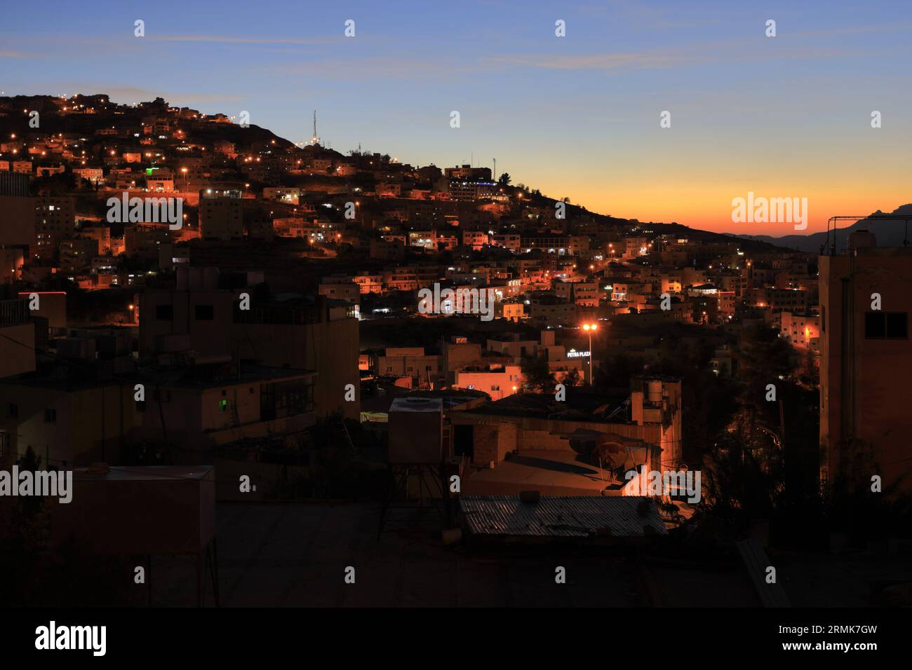 Vista notturna di negozi e ristoranti nel centro di Wadi Musa, Giordania, Medio Oriente Foto Stock