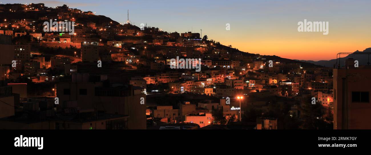 Vista notturna di negozi e ristoranti nel centro di Wadi Musa, Giordania, Medio Oriente Foto Stock