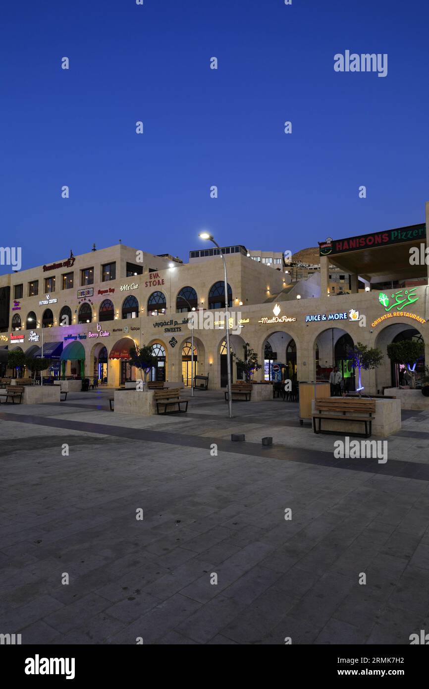 Vista notturna di negozi e ristoranti nel centro di Wadi Musa, Giordania, Medio Oriente Foto Stock