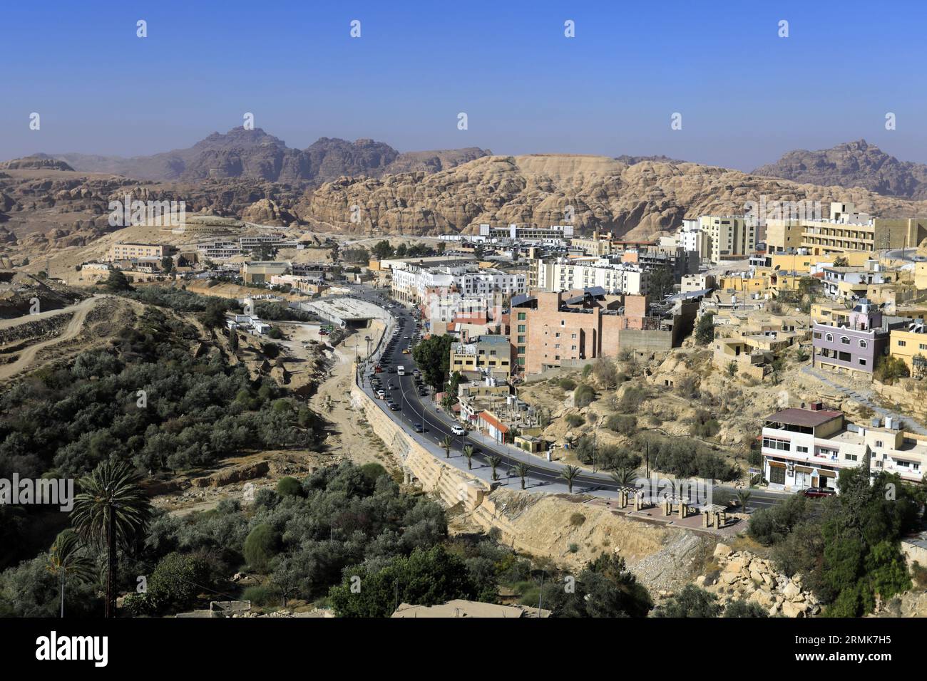 Vista delle case e delle strade della città di Wadi Musa, Giordania, Medio Oriente Foto Stock