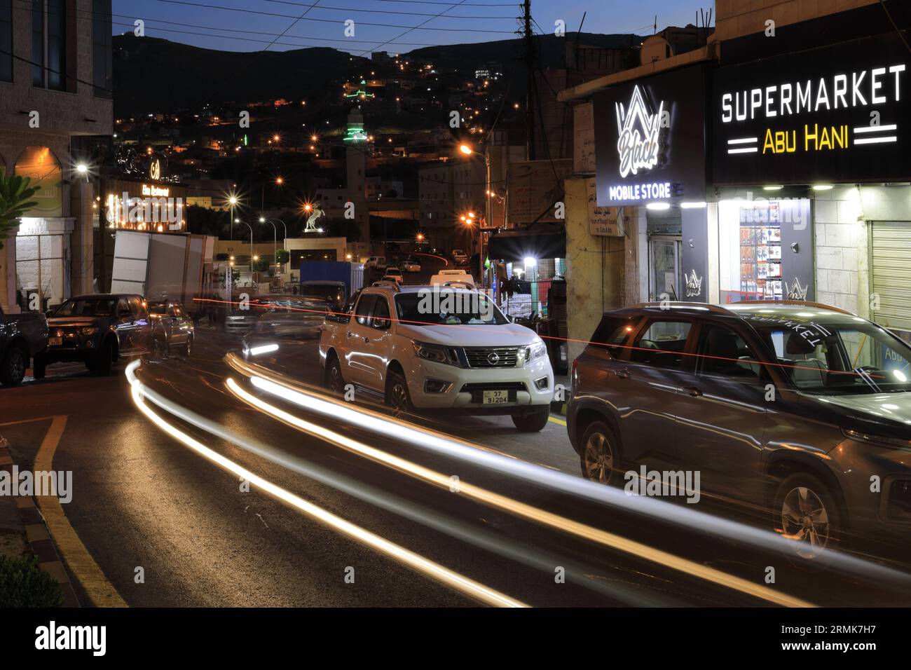 Vista notturna di negozi e ristoranti nel centro di Wadi Musa, Giordania, Medio Oriente Foto Stock