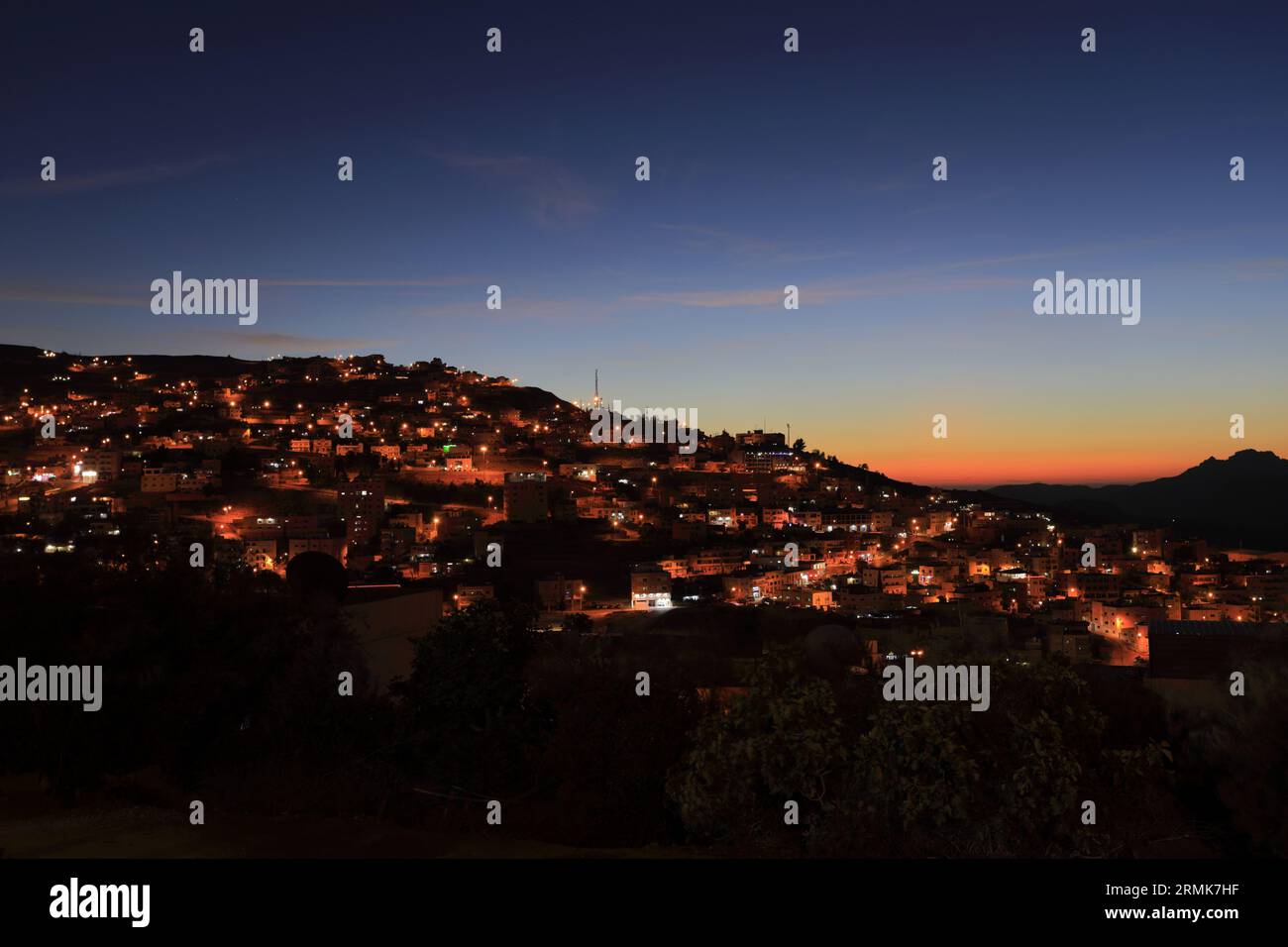 Vista notturna di negozi e ristoranti nel centro di Wadi Musa, Giordania, Medio Oriente Foto Stock