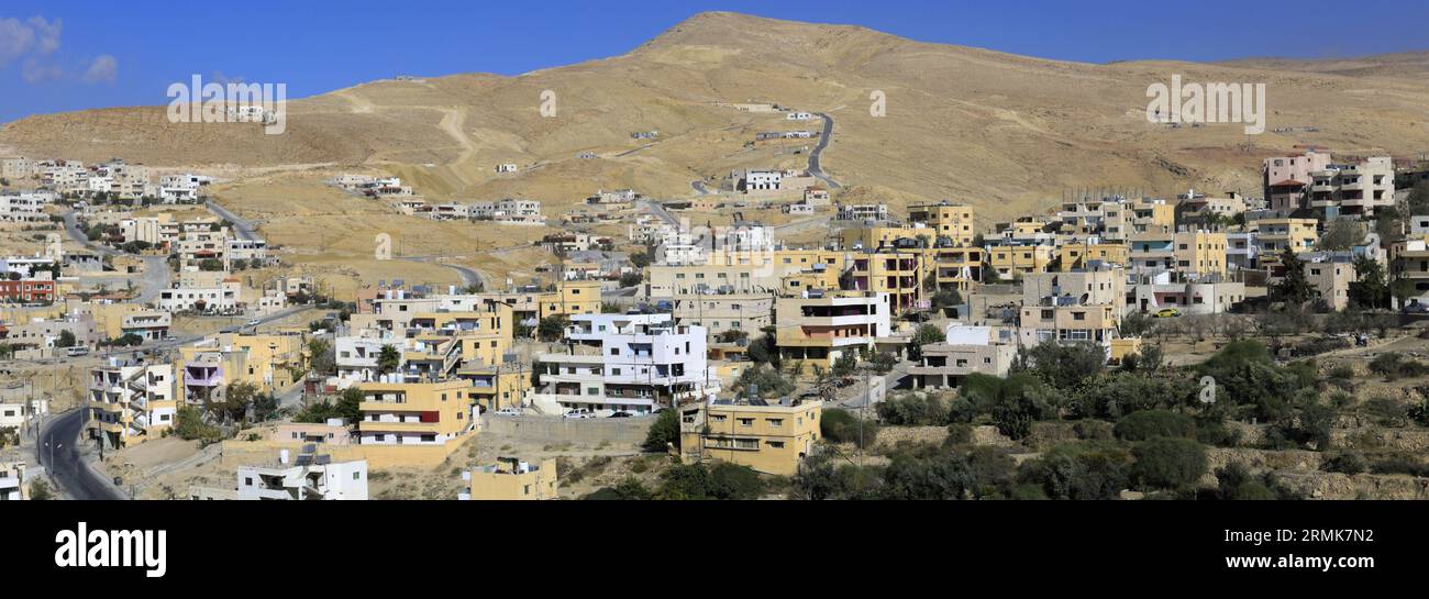 Vista delle case e delle strade della città di Wadi Musa, Giordania, Medio Oriente Foto Stock