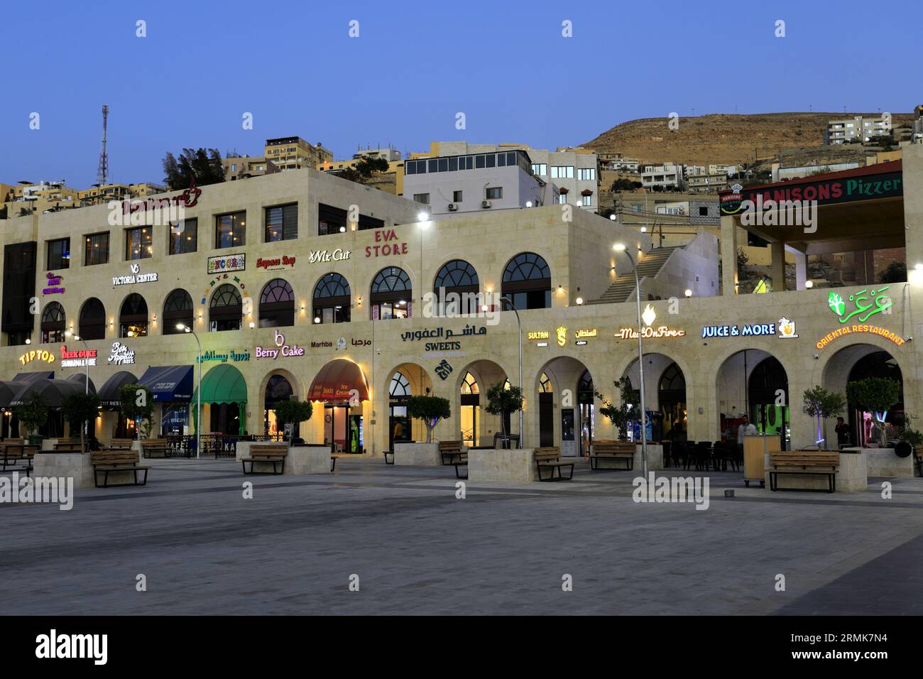 Vista notturna di negozi e ristoranti nel centro di Wadi Musa, Giordania, Medio Oriente Foto Stock