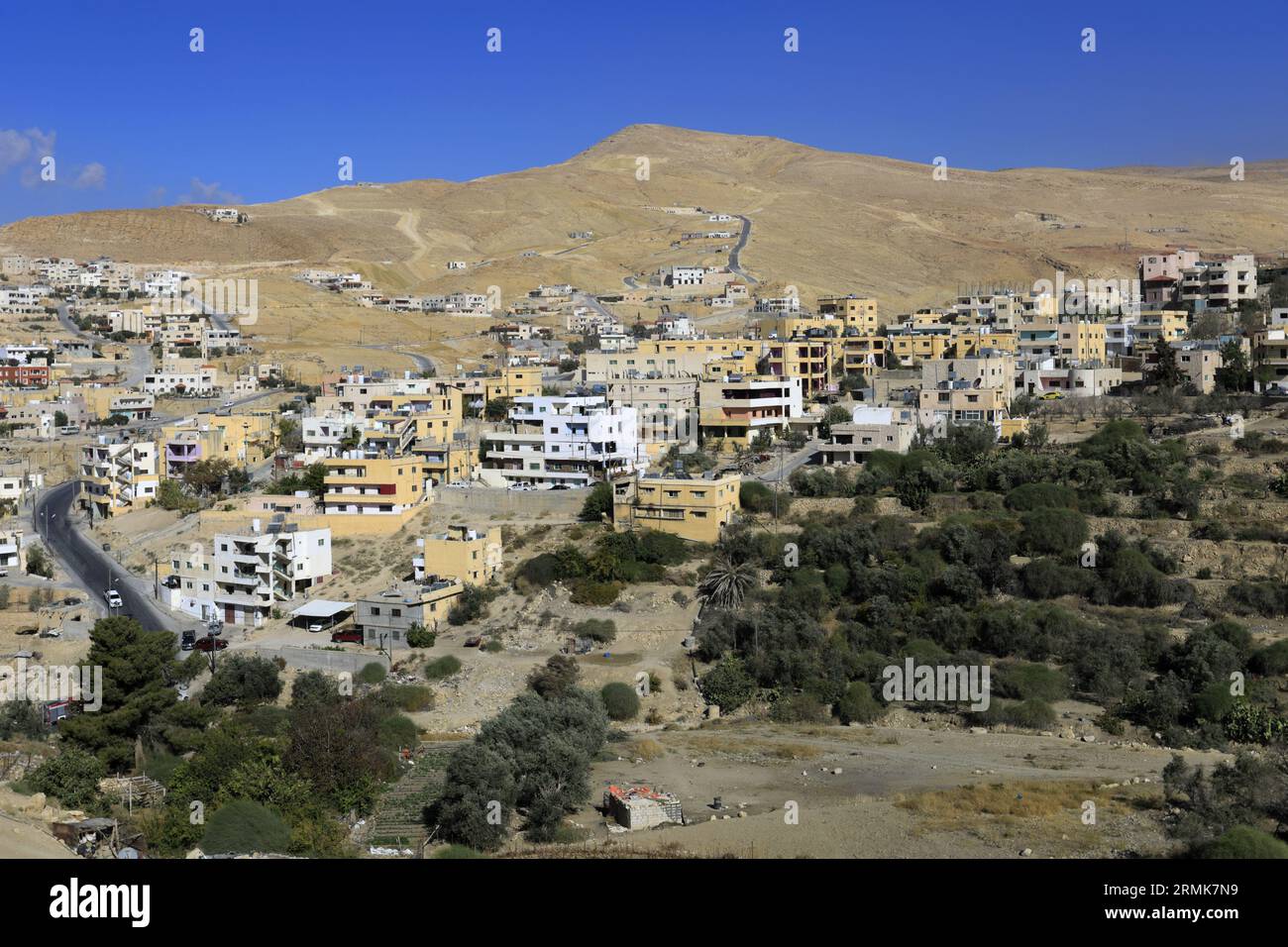 Vista delle case e delle strade della città di Wadi Musa, Giordania, Medio Oriente Foto Stock