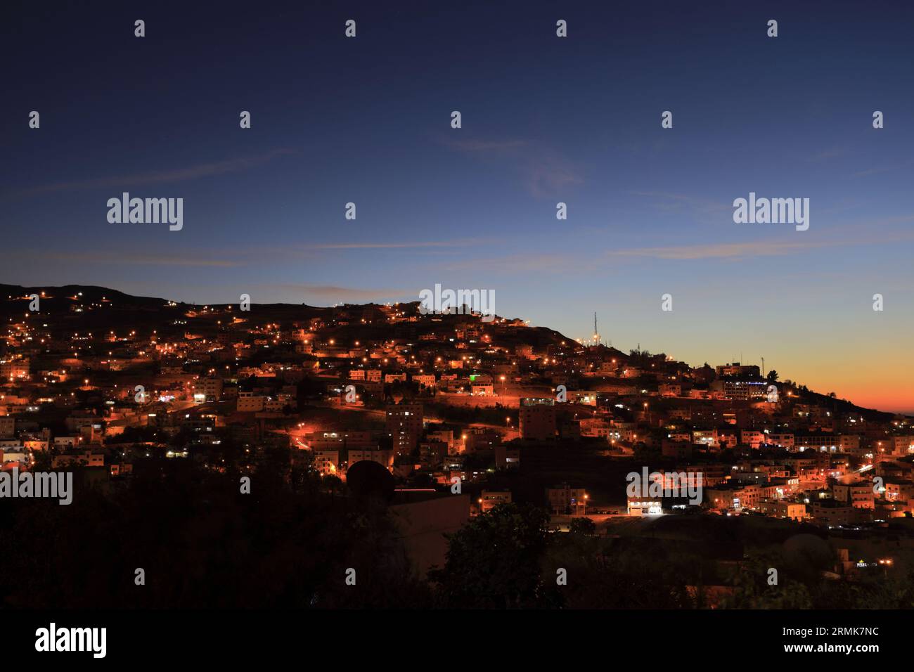 Vista notturna di negozi e ristoranti nel centro di Wadi Musa, Giordania, Medio Oriente Foto Stock
