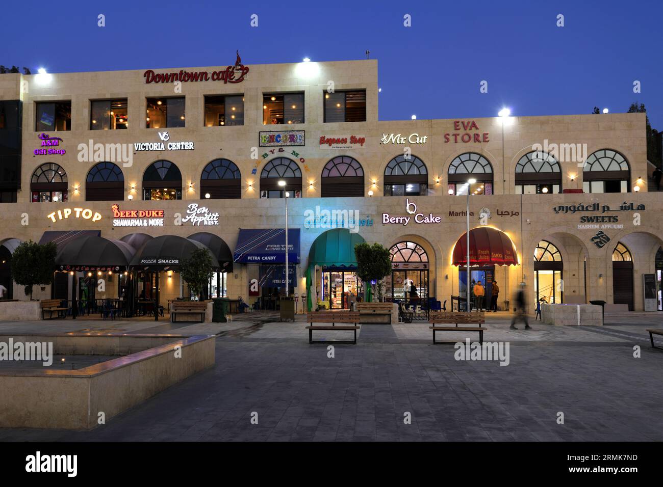 Vista notturna di negozi e ristoranti nel centro di Wadi Musa, Giordania, Medio Oriente Foto Stock