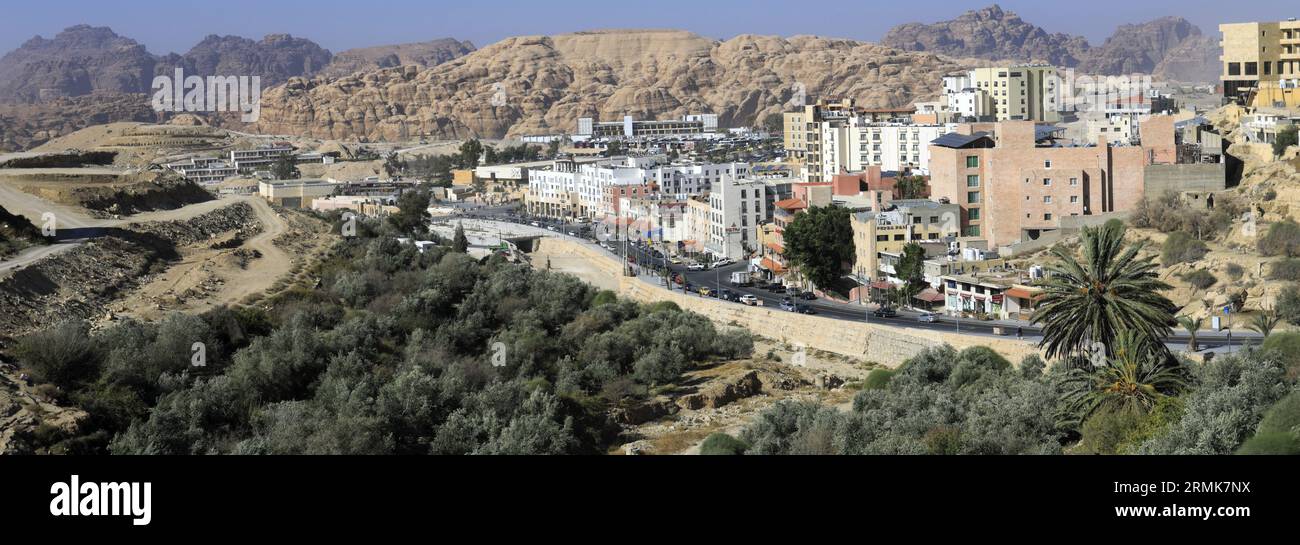 Vista delle case e delle strade della città di Wadi Musa, Giordania, Medio Oriente Foto Stock
